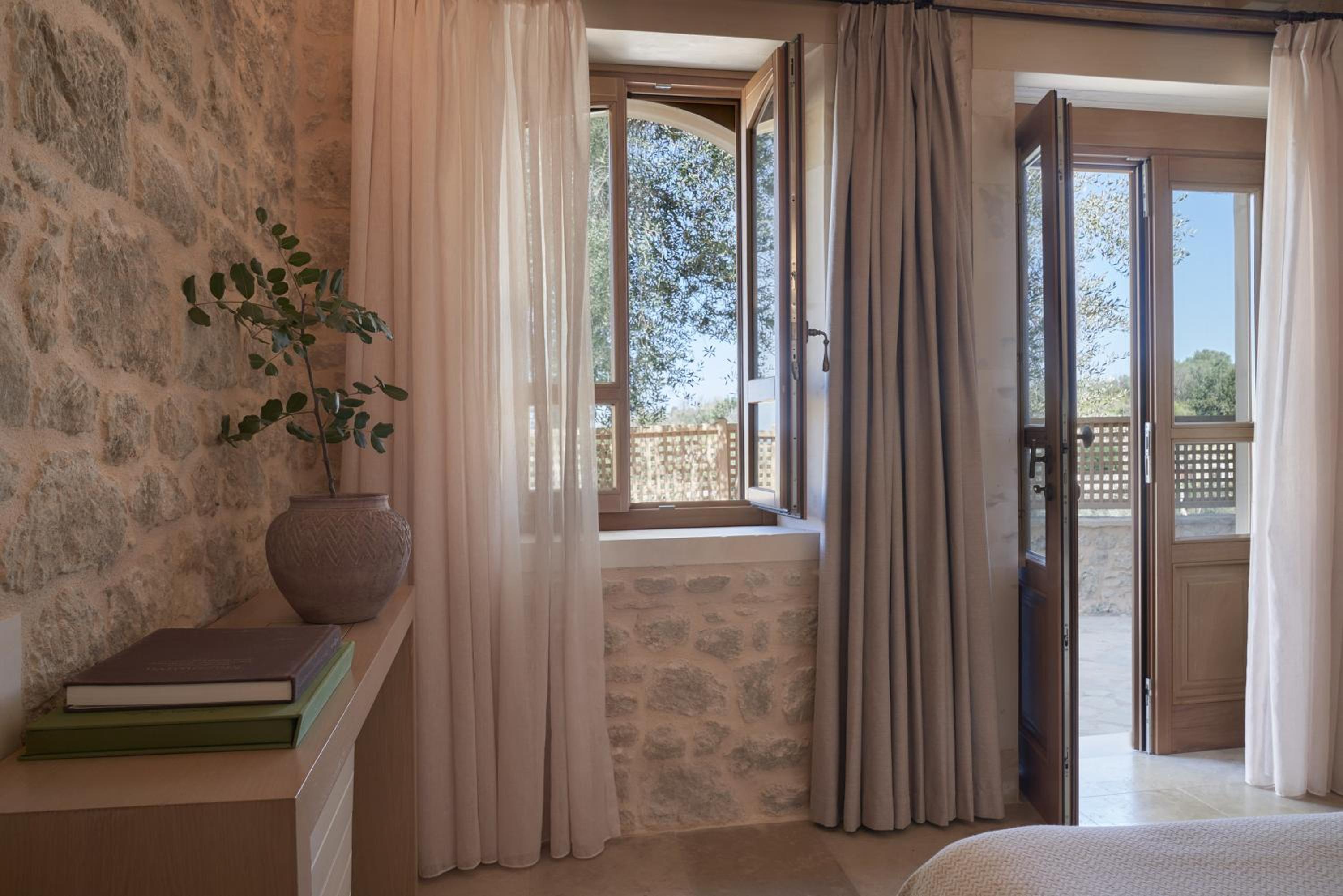 Фото Kapsaliana Village Hotel