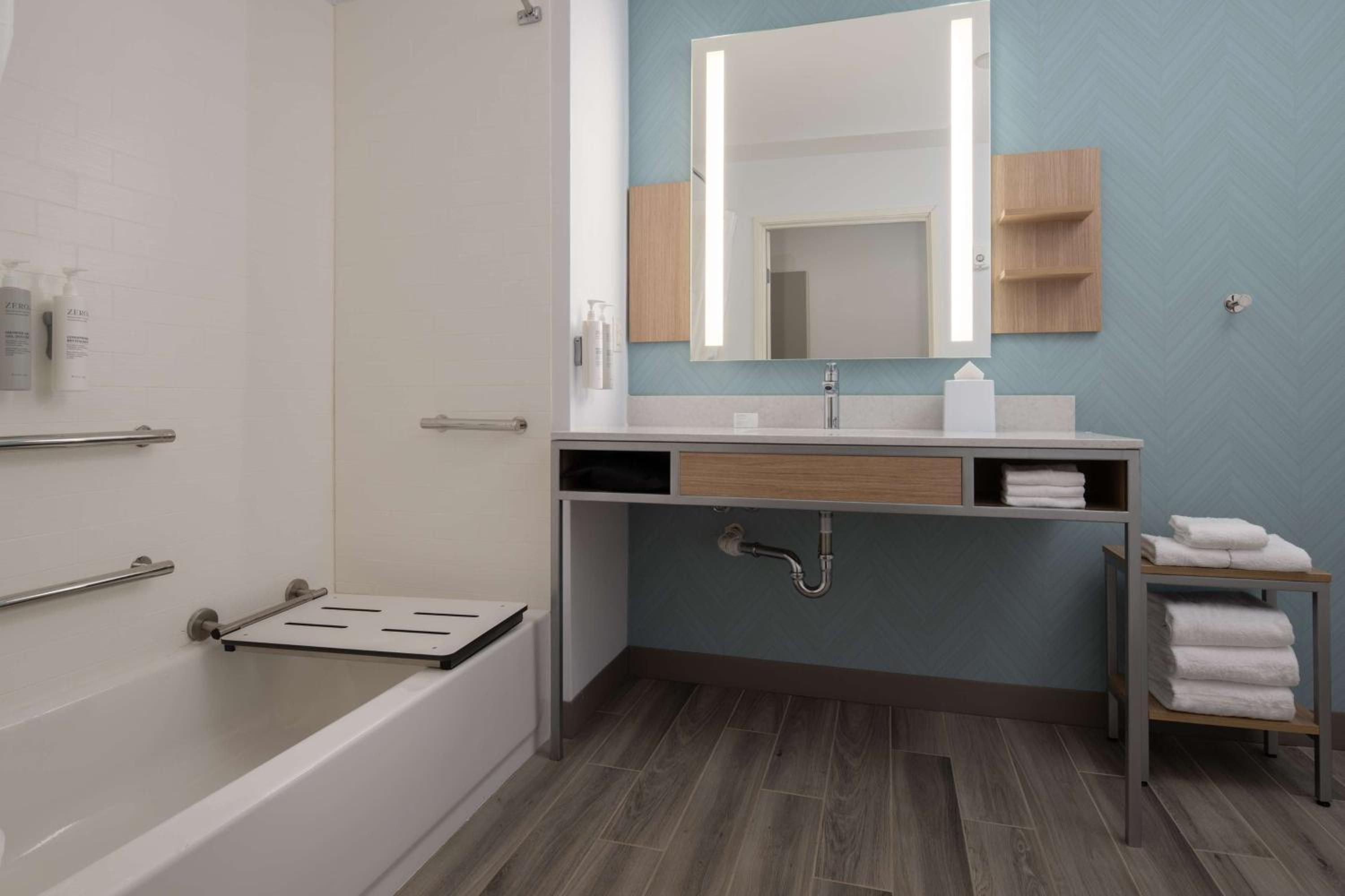 Фото Holiday Inn Express Hotel & Suites Tacoma Downtown, an Ihg Hotel