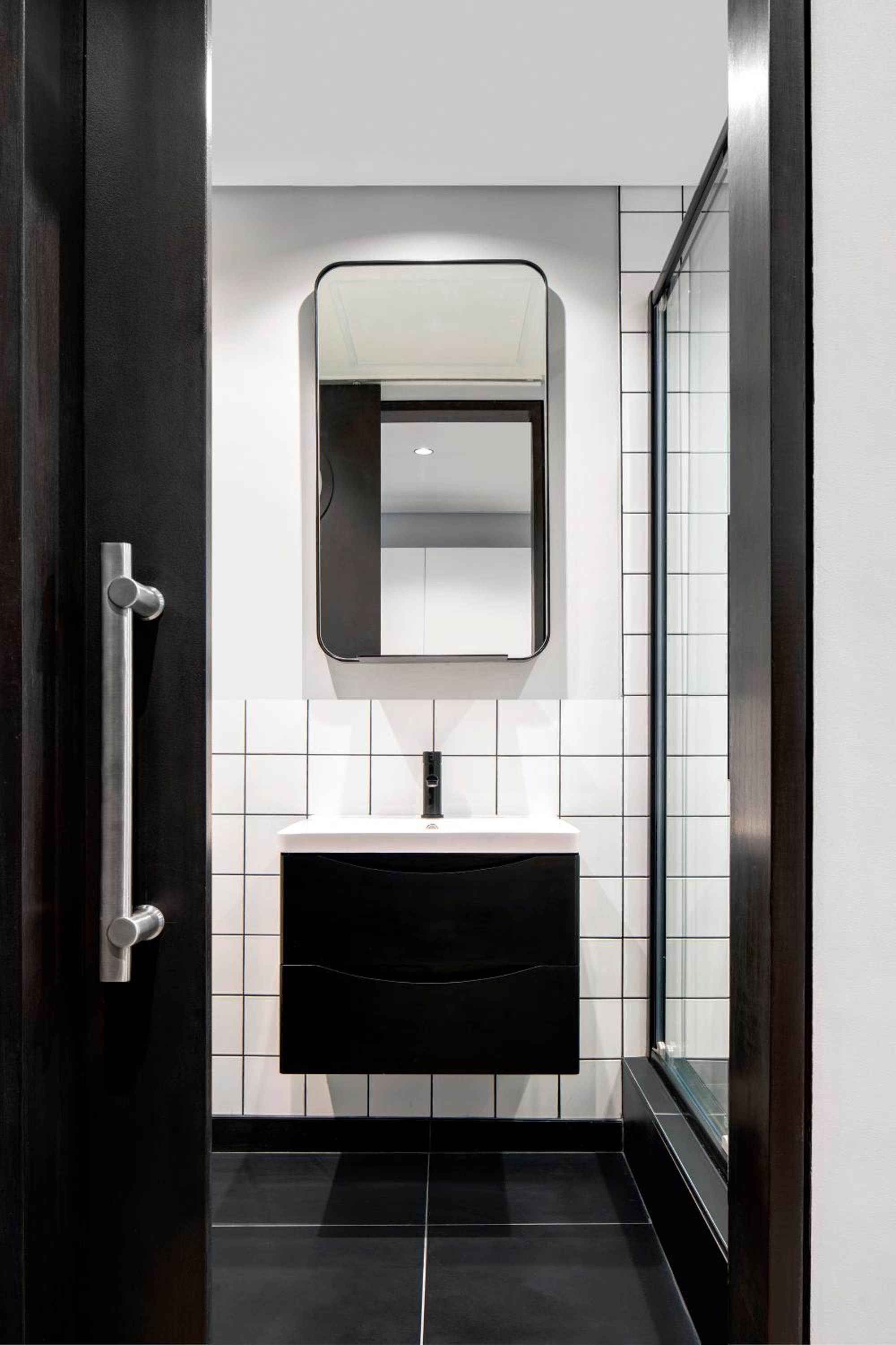 Фото The Onyx Apartment Hotel