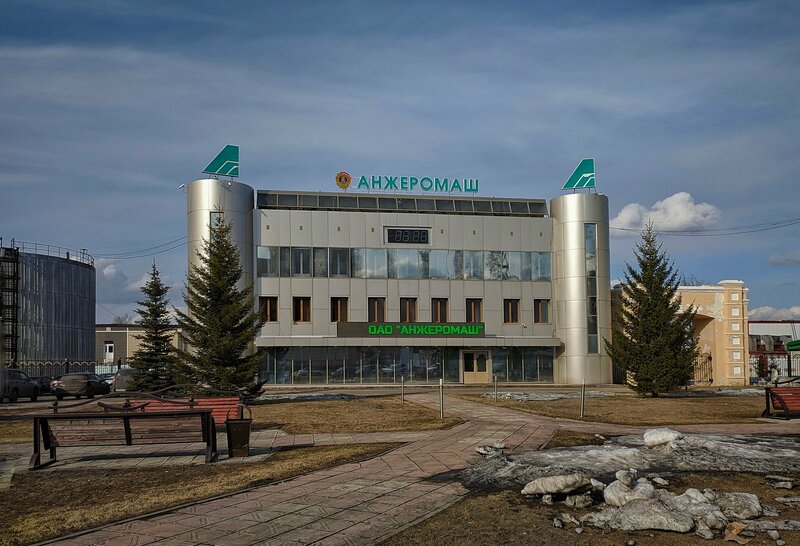 Jinsiy azolari ochiq bolgan yalangoch erkaklar