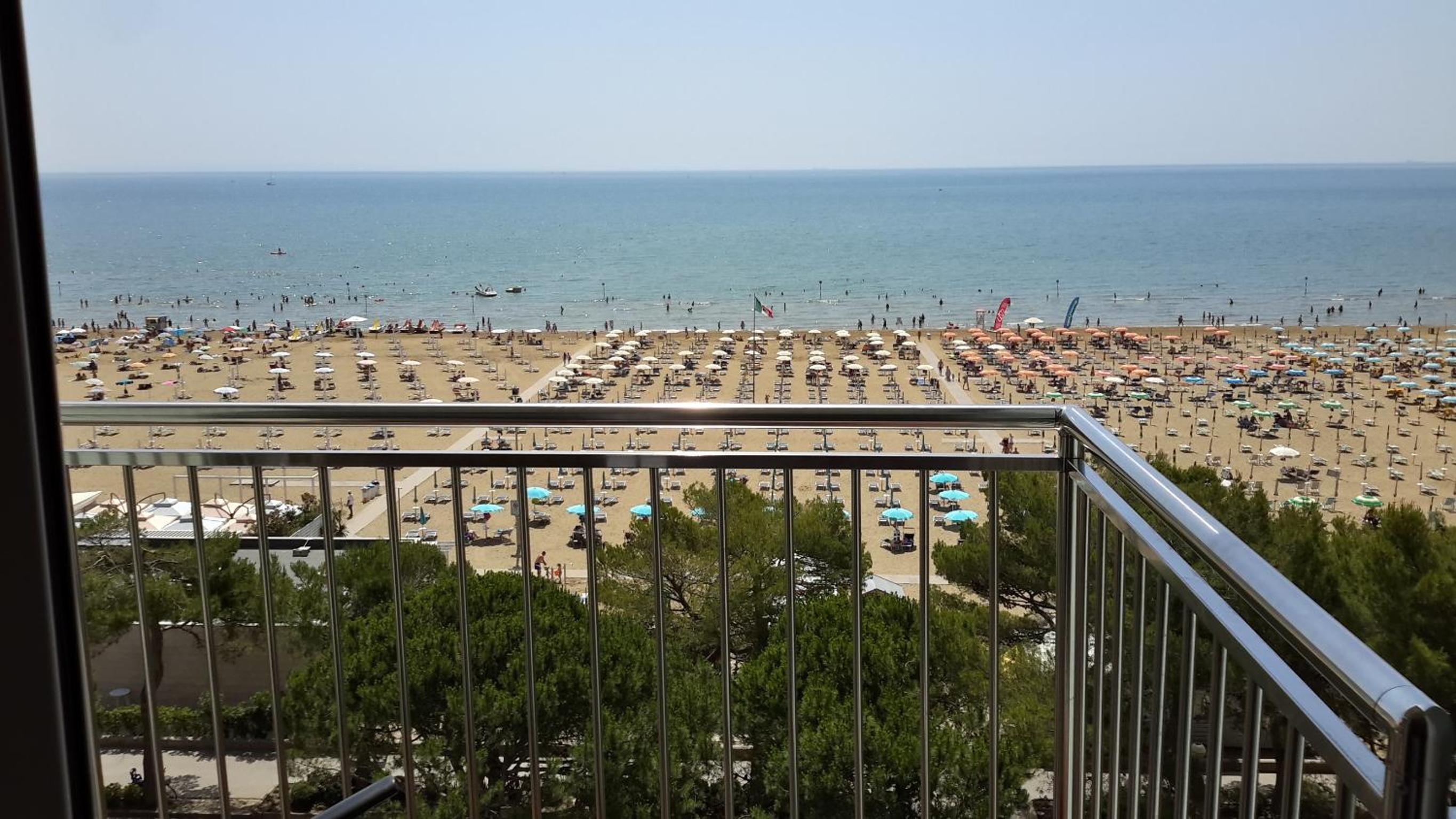 Фото International Beach Hotel