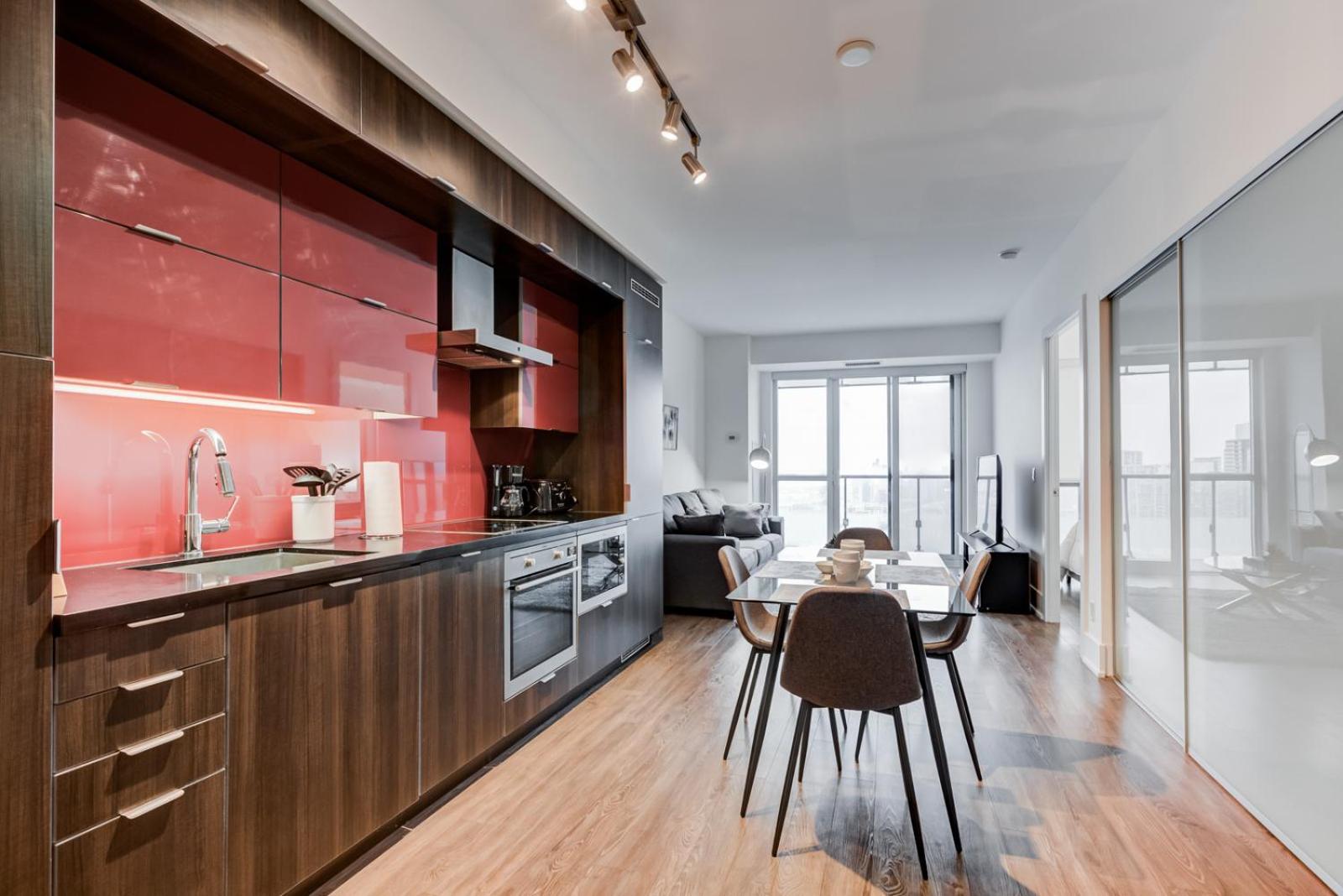 Фото E. S. i Furnished Suites at the Acc