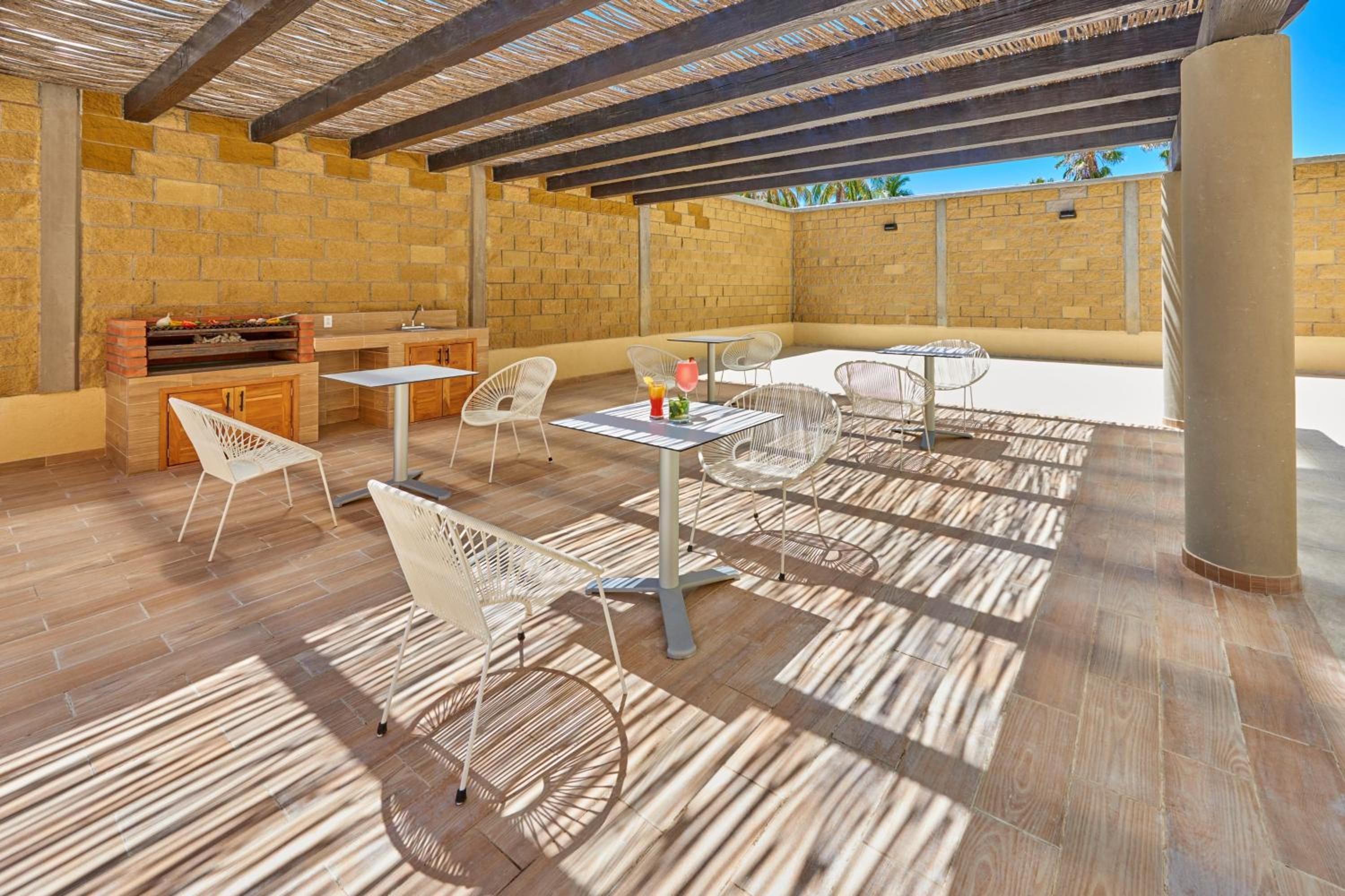 Фото City Express Suites by Marriott Cabo San Lucas