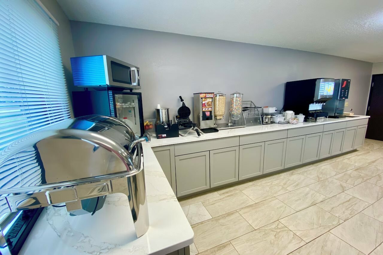 Фото Super 8 by Wyndham Oshkosh Airport