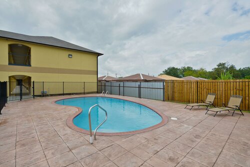 Гостиница Americas Best Value Inn & Suites Lake Charles at I-210 Exit 11 в Лейк-Чарльзе