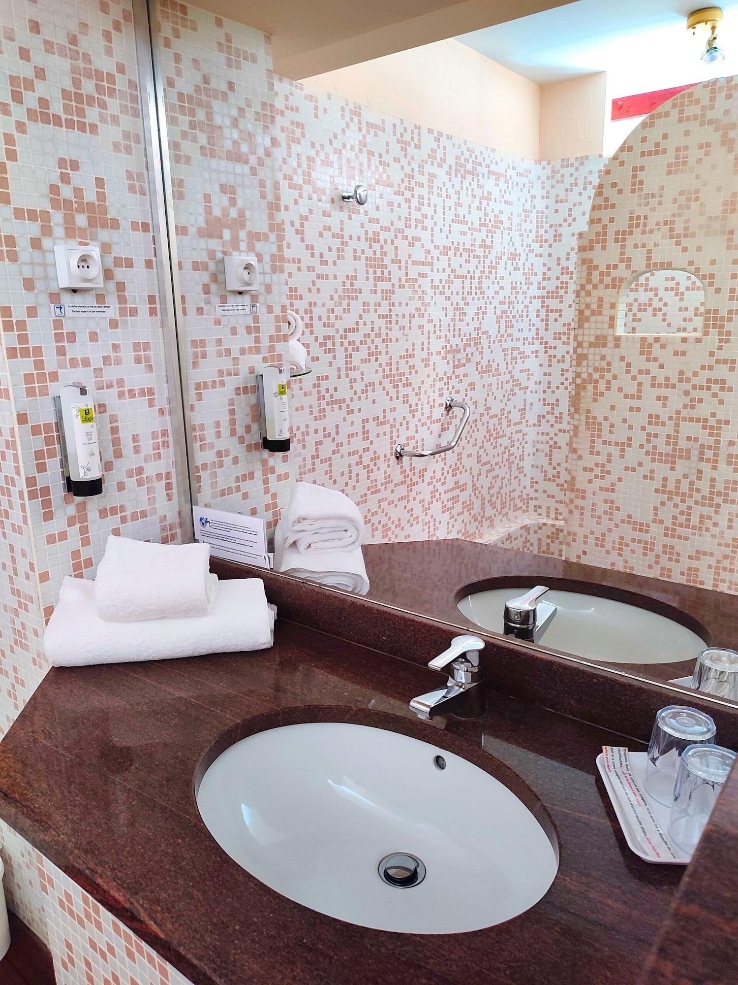 Фото Logis Hôtel Les Pages