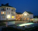 Villa Elvika (посёлок городского типа Заозёрное, Береговая улица, 11) ، بيت الضيافة