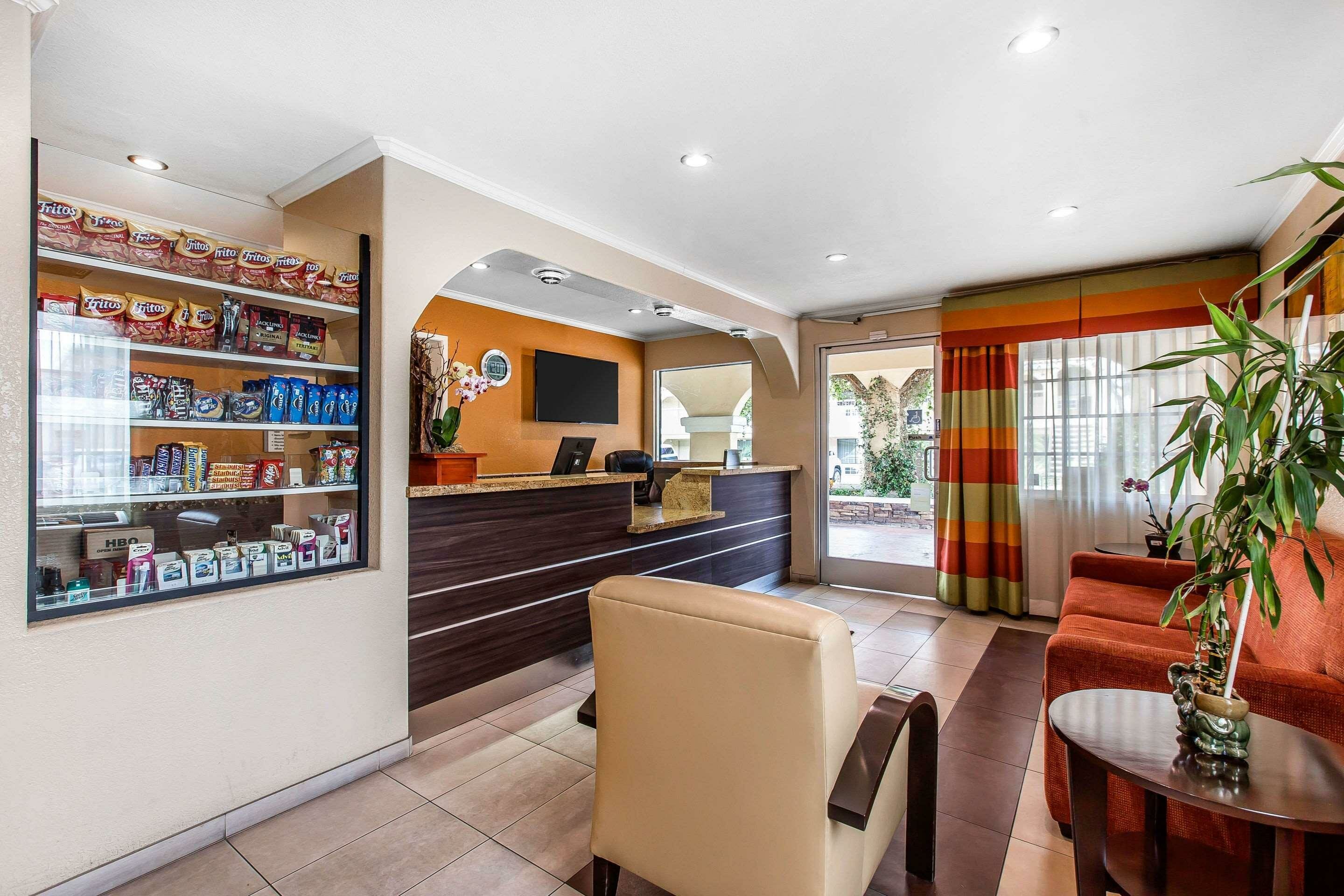 Фото Econo Lodge Inn & Suites El Cajon San Diego East