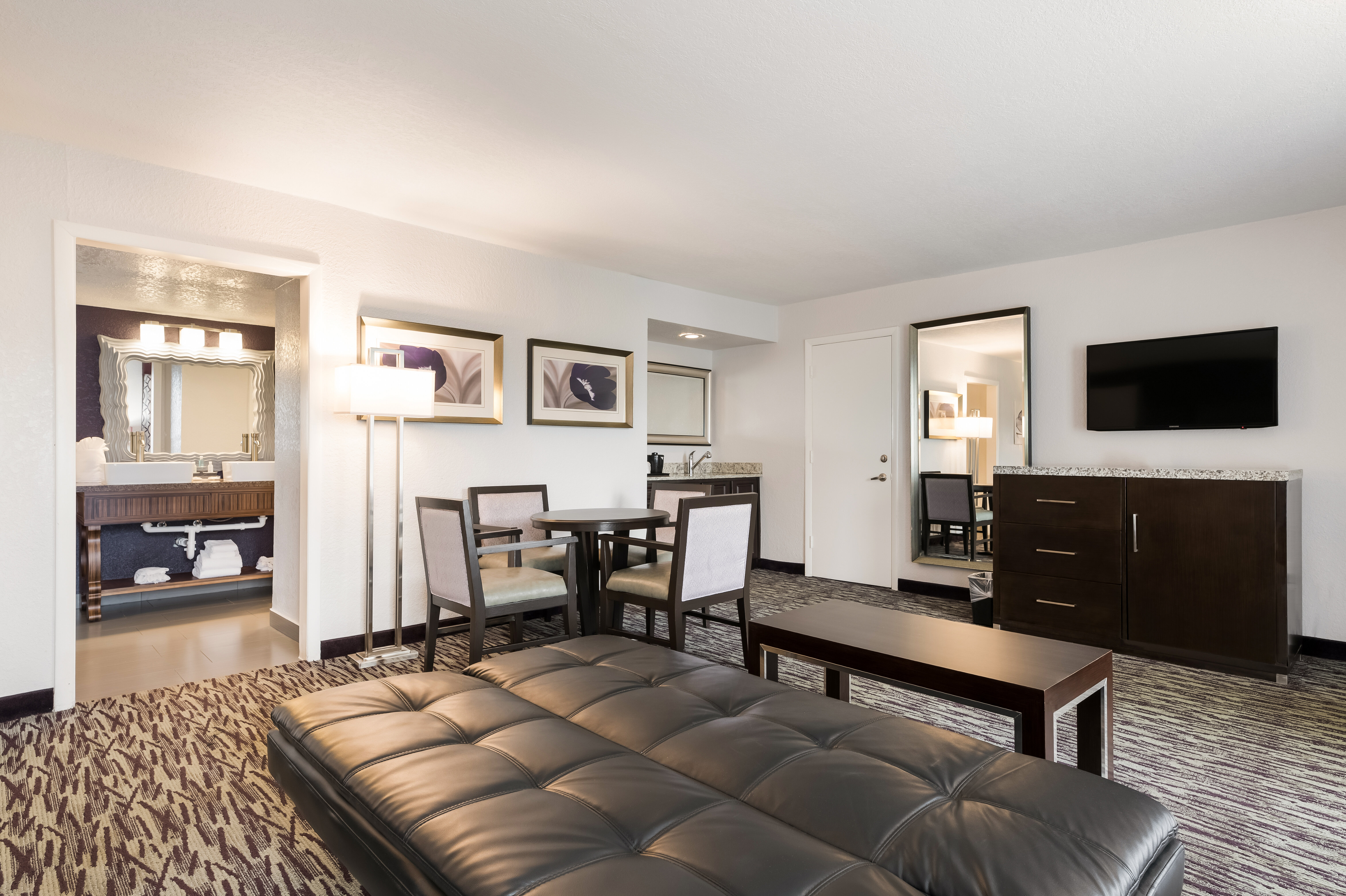 Фото Clarion Inn & Suites Across From Universal Orlando Resort