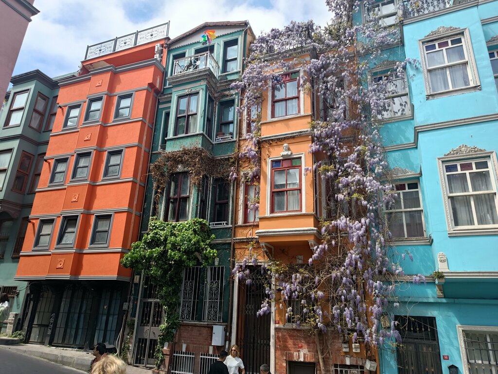Landmark, attraction Colorful Houses on Merdivenli Yokush Street, Istanbul, photo
