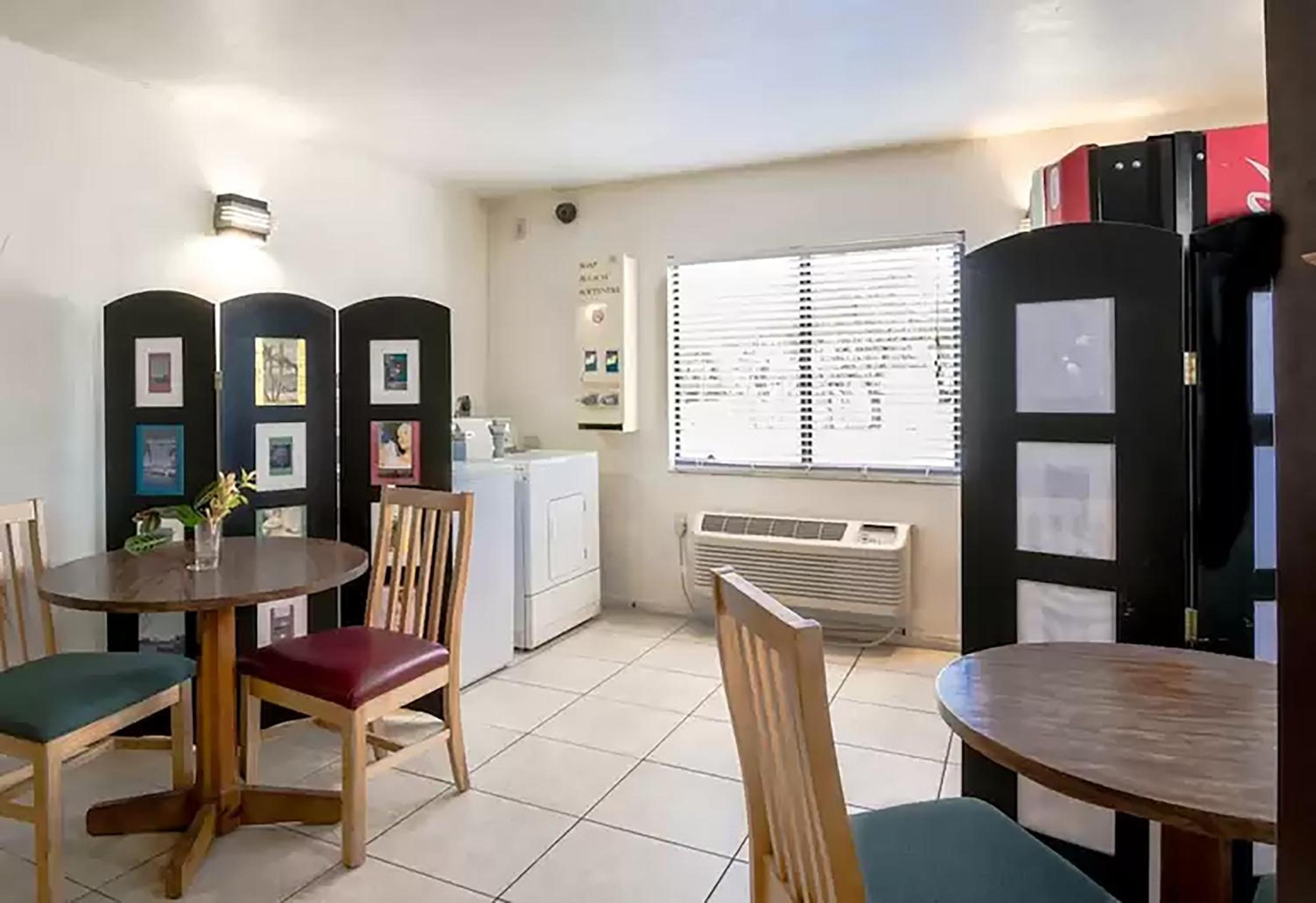 Фото Oyo Waterfront Hotel - Cape Coral/Fort Myers, Fl