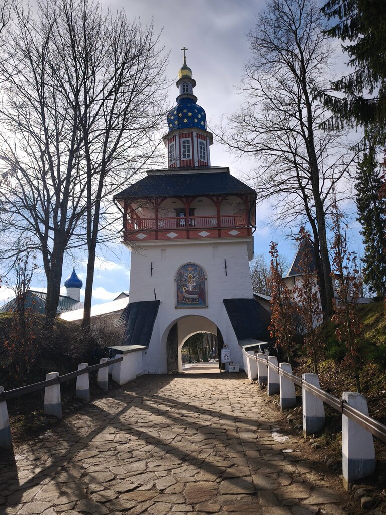 Orthodox church Tserkov Nikolaya Chudotvortsa v Uspenskom Pskovo-Pecherskom monastyre, Pechory, photo