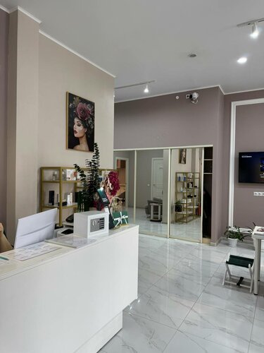 Қара адам мен екі брюнетка анальді жыныстық қатынасқа түседі.