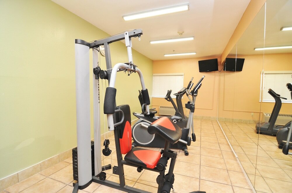 Фото SureStay Plus Hotel by Best Western Topeka Northwest