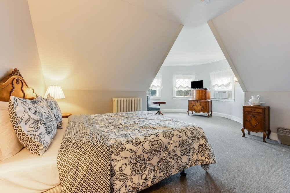 Фото Castle Manor Inn