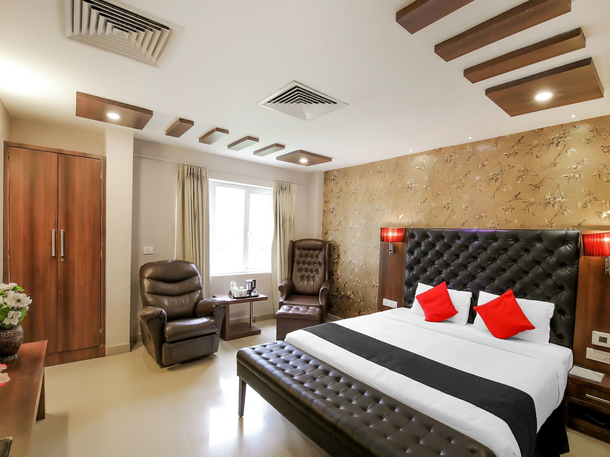 Фото Capital O 18430 The Dawn Hotel