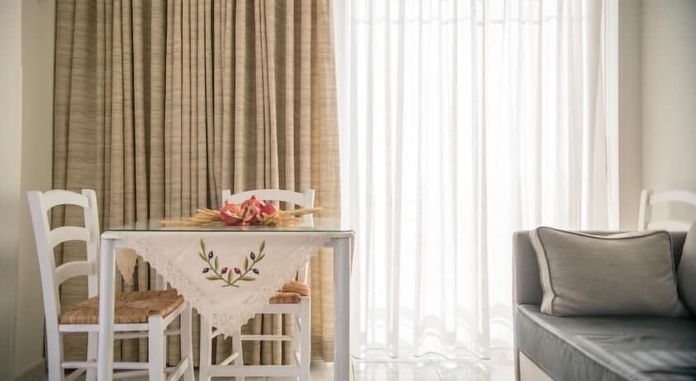 Фото Maria Plomari Apartments