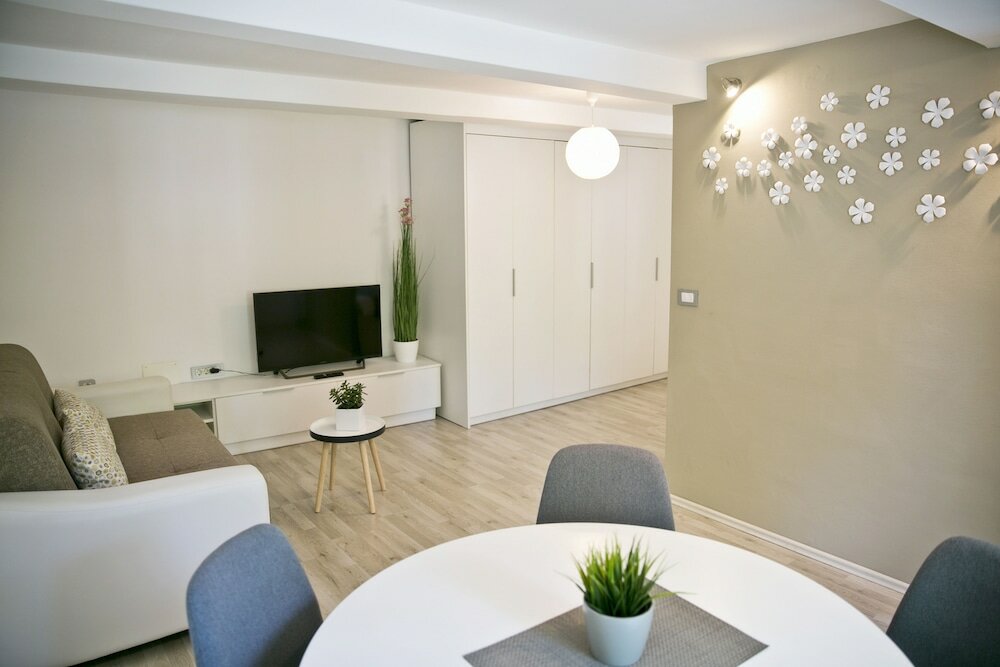 Фото Apartments Hiša Pod Gradom