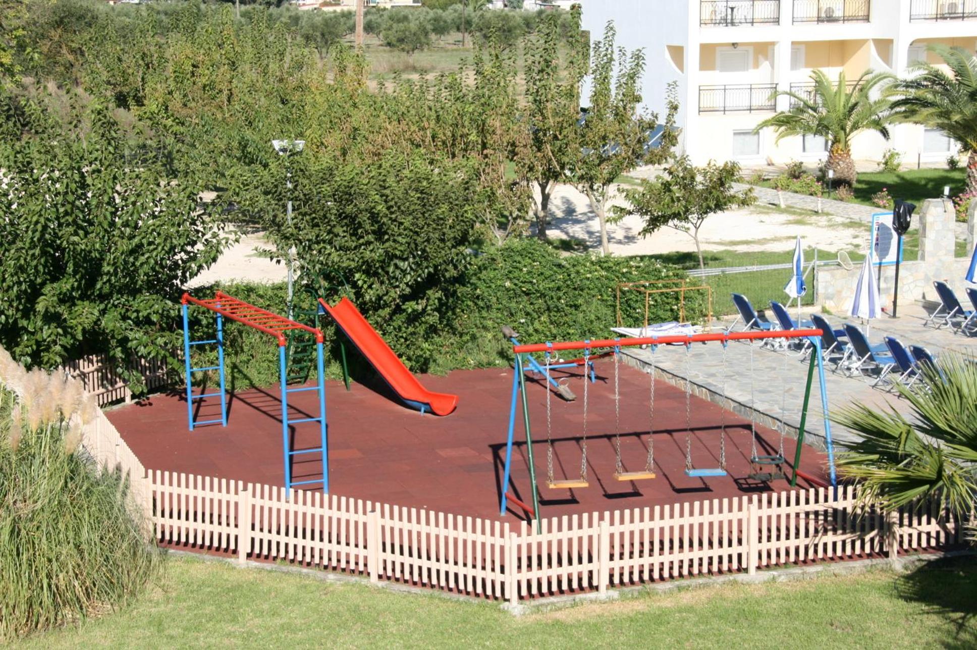 Фото Village Inn Studios & Family Apartments