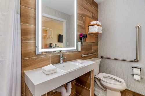 Гостиница Clarion Inn Lakeside & Conference Centre в Кеноре