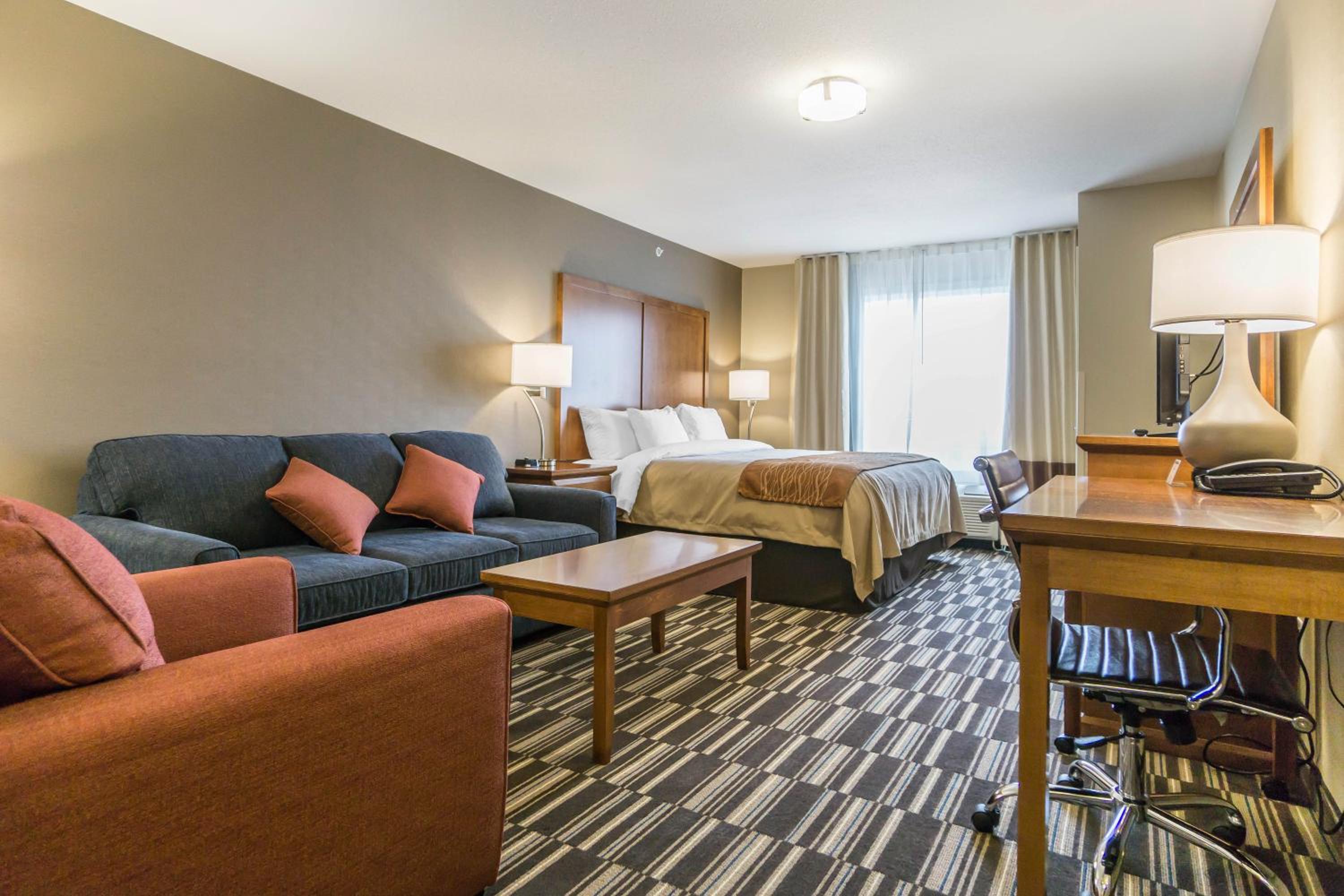 Фото Comfort Inn & Suites Edmonton International Airport