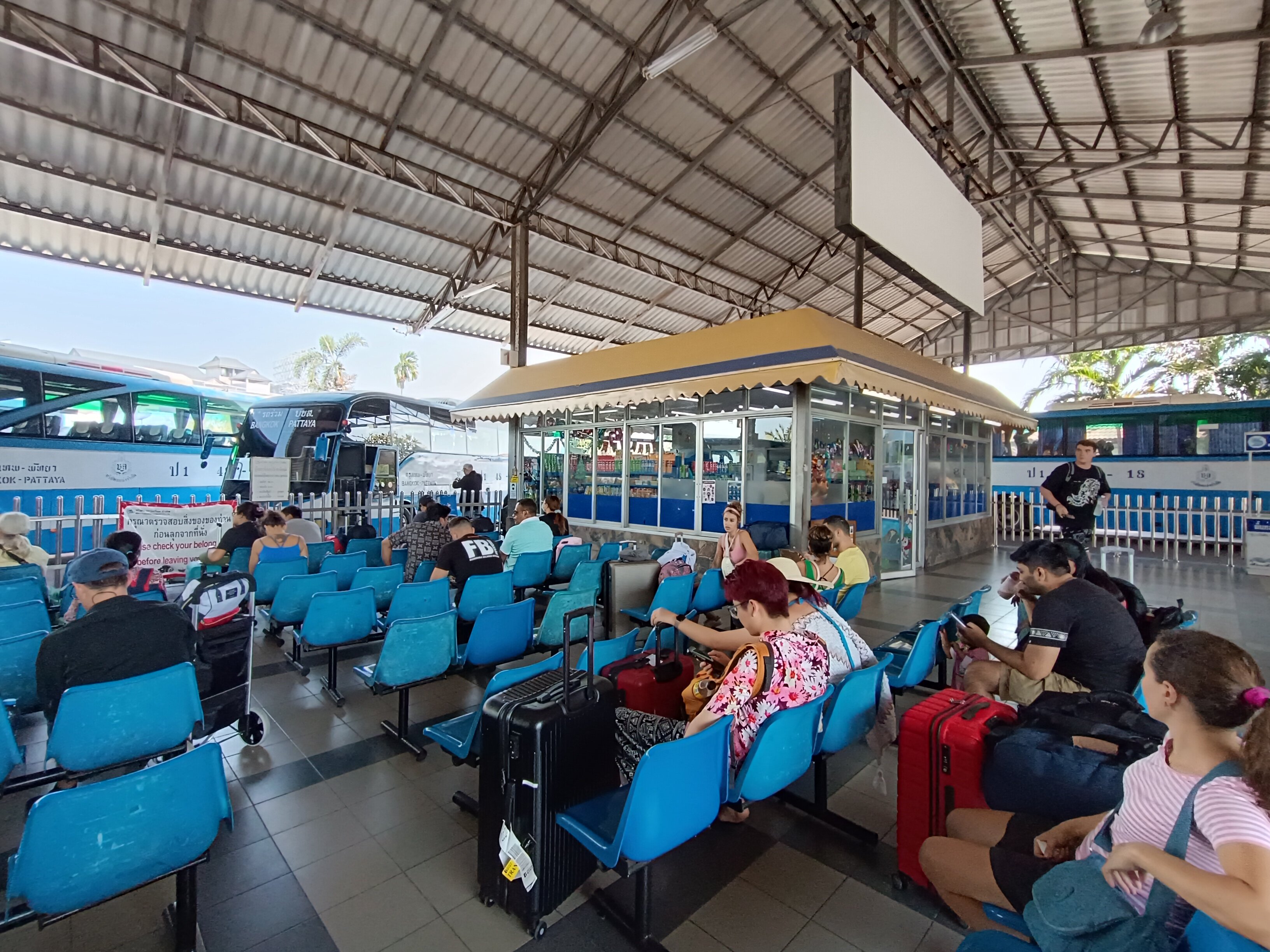 Автобуста жапон әйел бар.