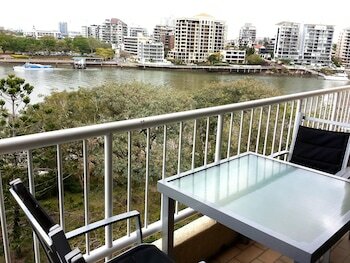 Фото Kirribilli Riverfront Apartments