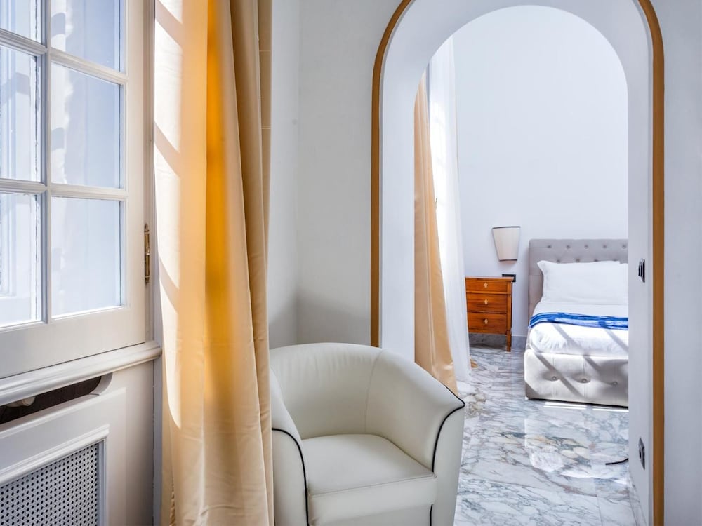 Фото Queen Palace Suites