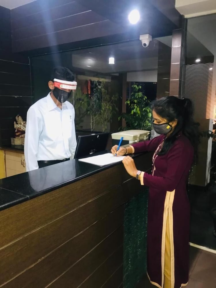 Фото Hotel Grand Bee