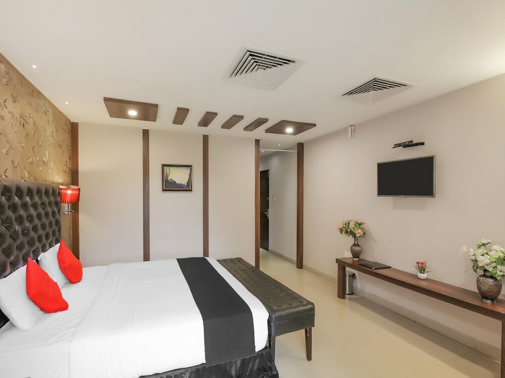 Фото Capital O 18430 The Dawn Hotel