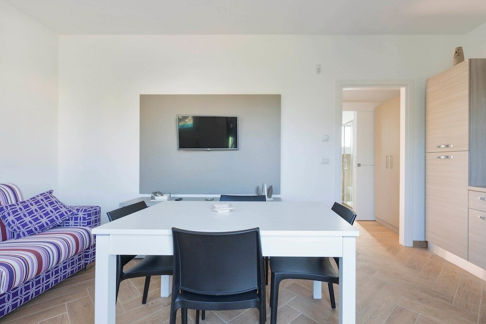 Фото Absolute Suite Apartments