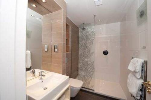 Фото The Queen Hotel Wetherspoon