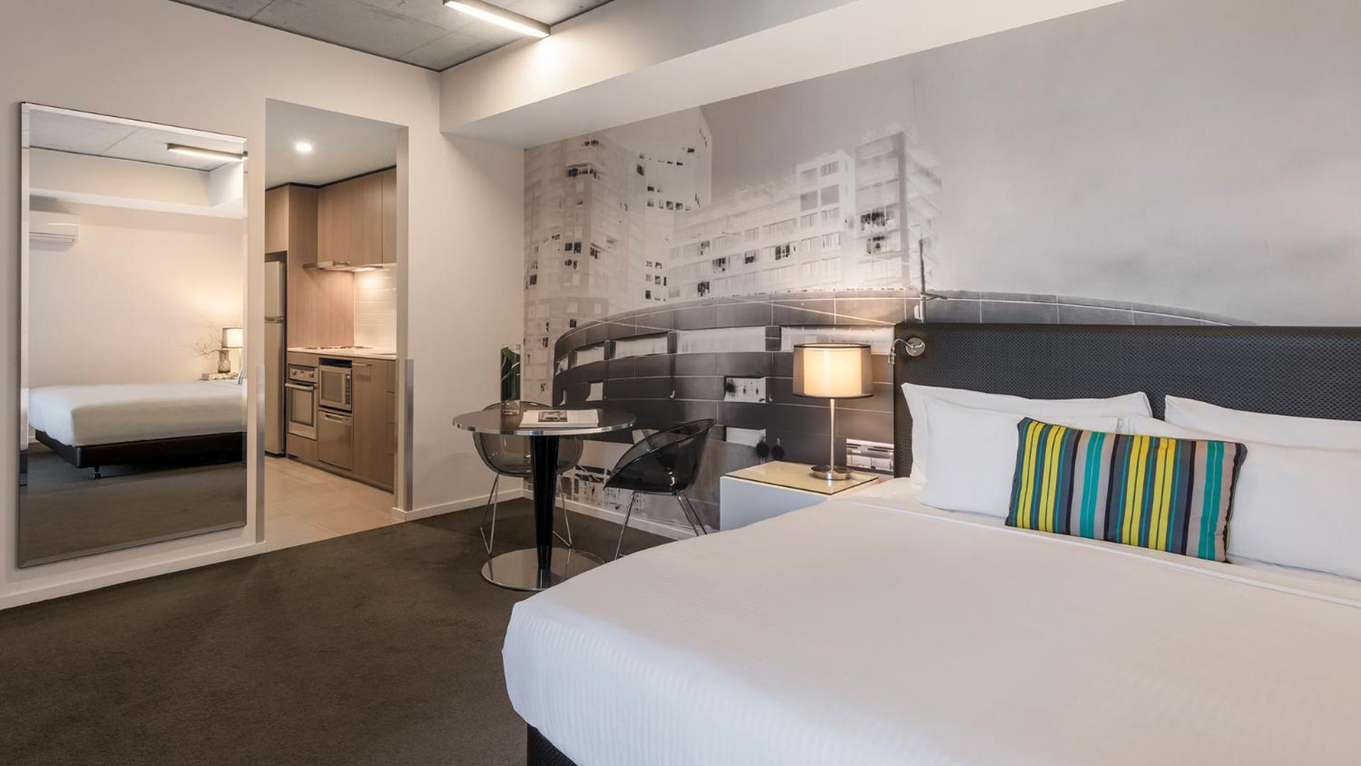 Фото Oaks Melbourne on William Suites