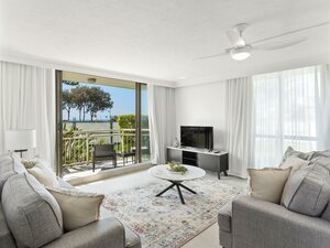 Гостиница Seacrest Beachfront Holiday Apartments