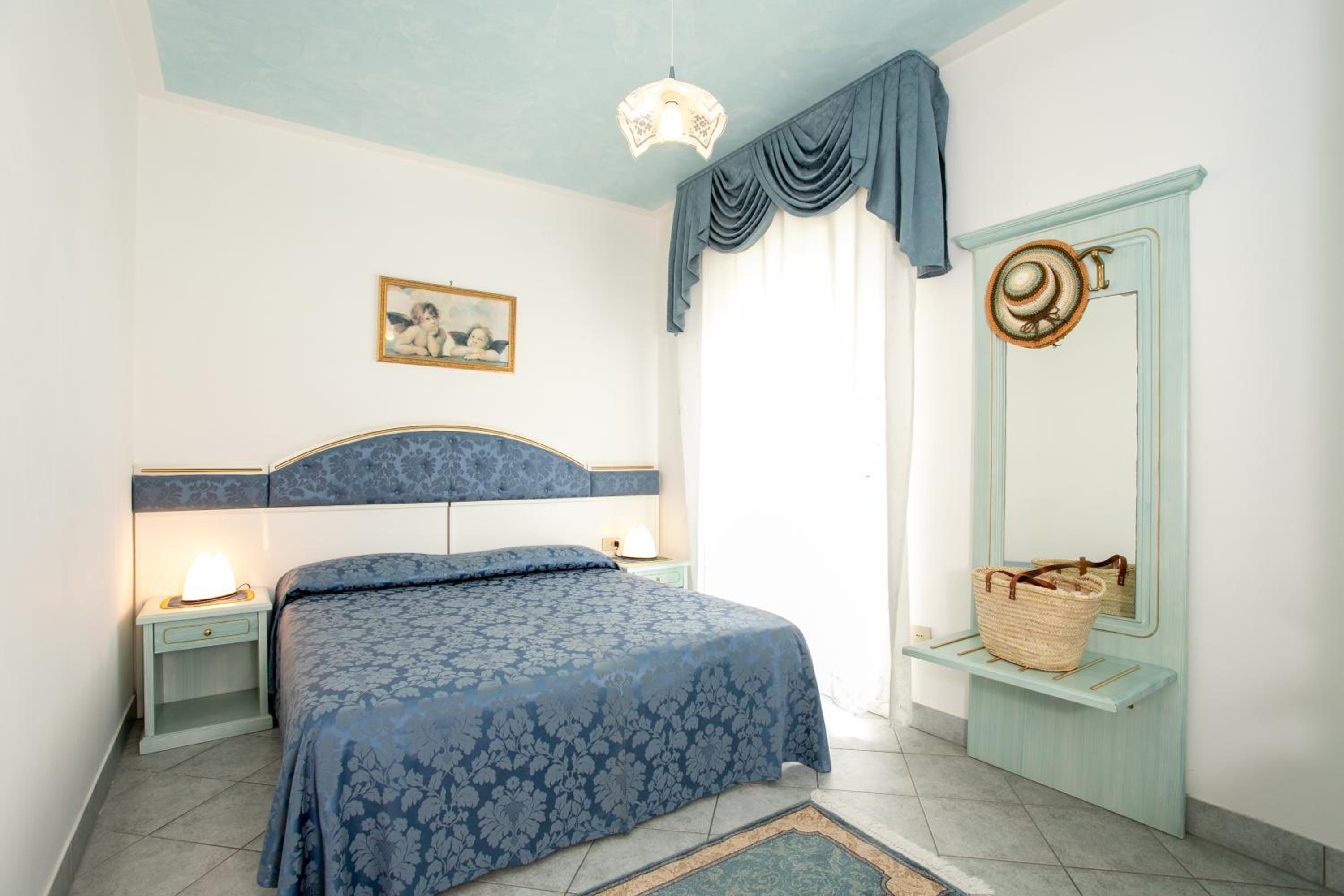 Фото Hotel Elpiro