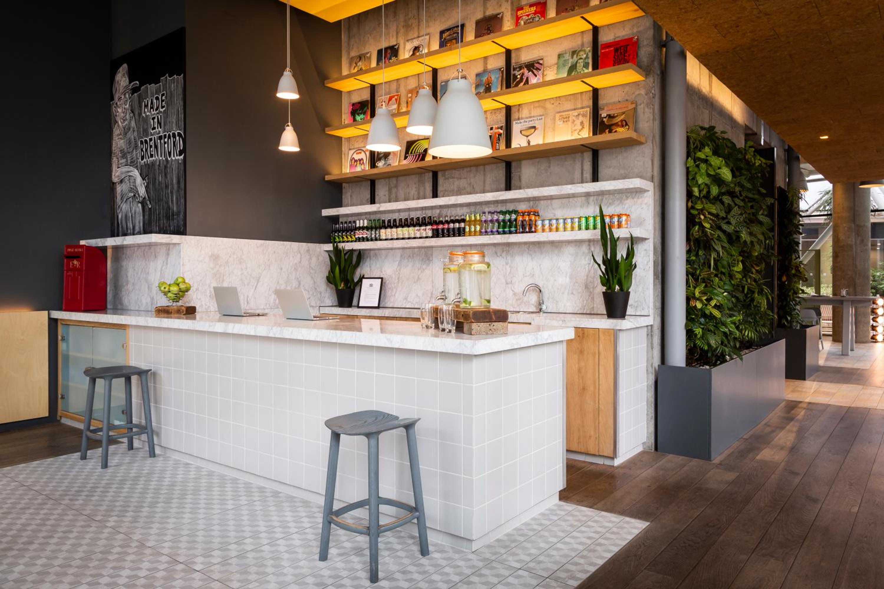 Фото Aparthotel Adagio London Brentford