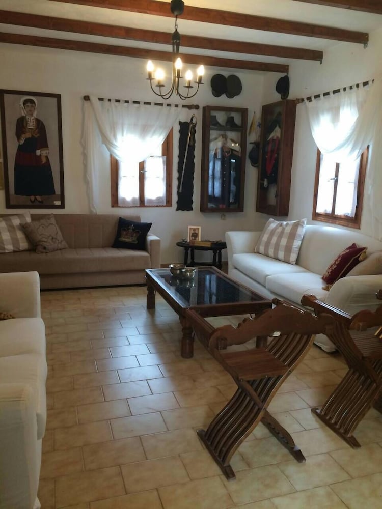 Фото Charouda Stone Tower