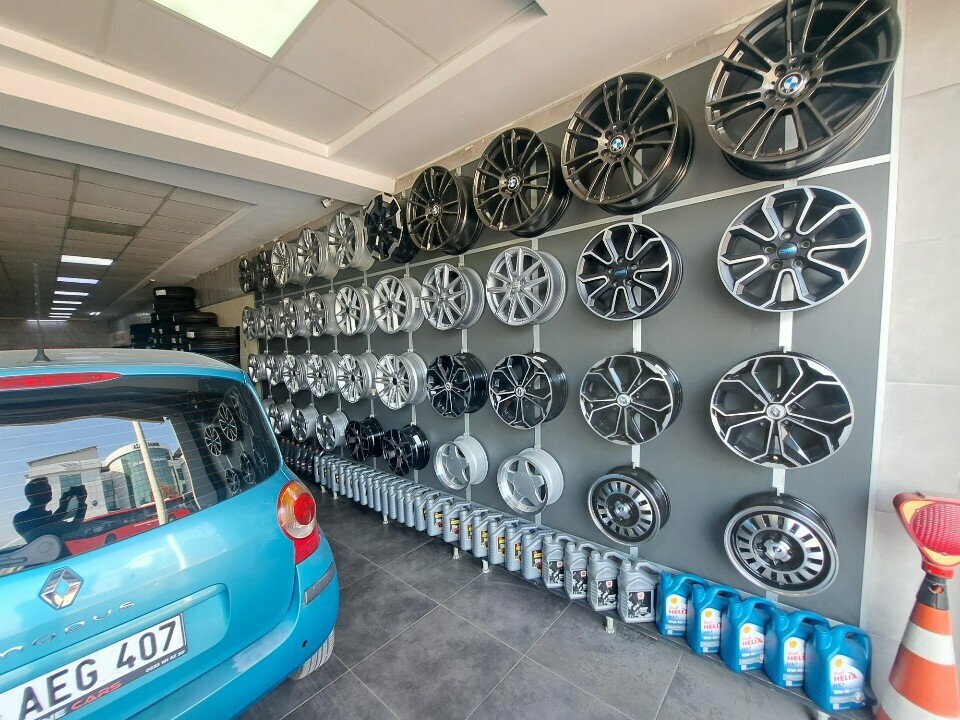 Tires and wheels Gençel otomotiv 1. sanayi şubesi, Izmir, photo