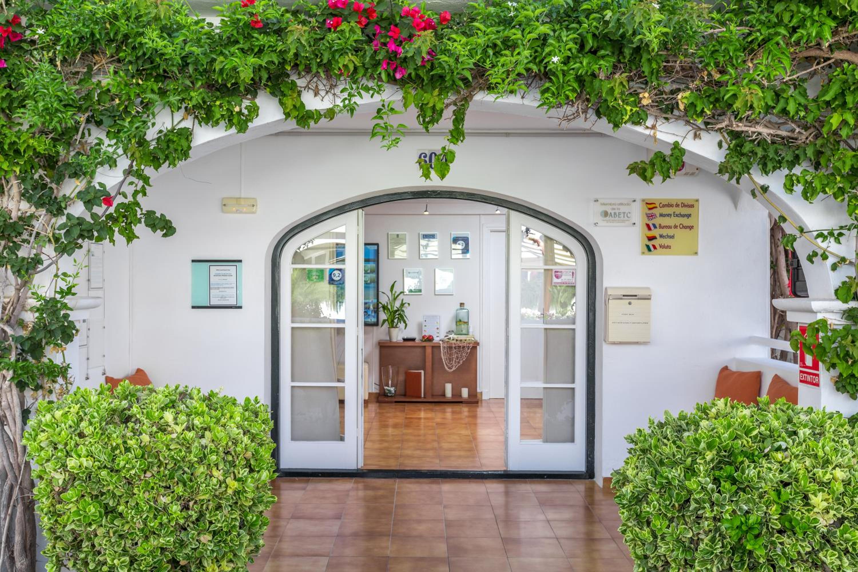 Фото White Sands Beach Club