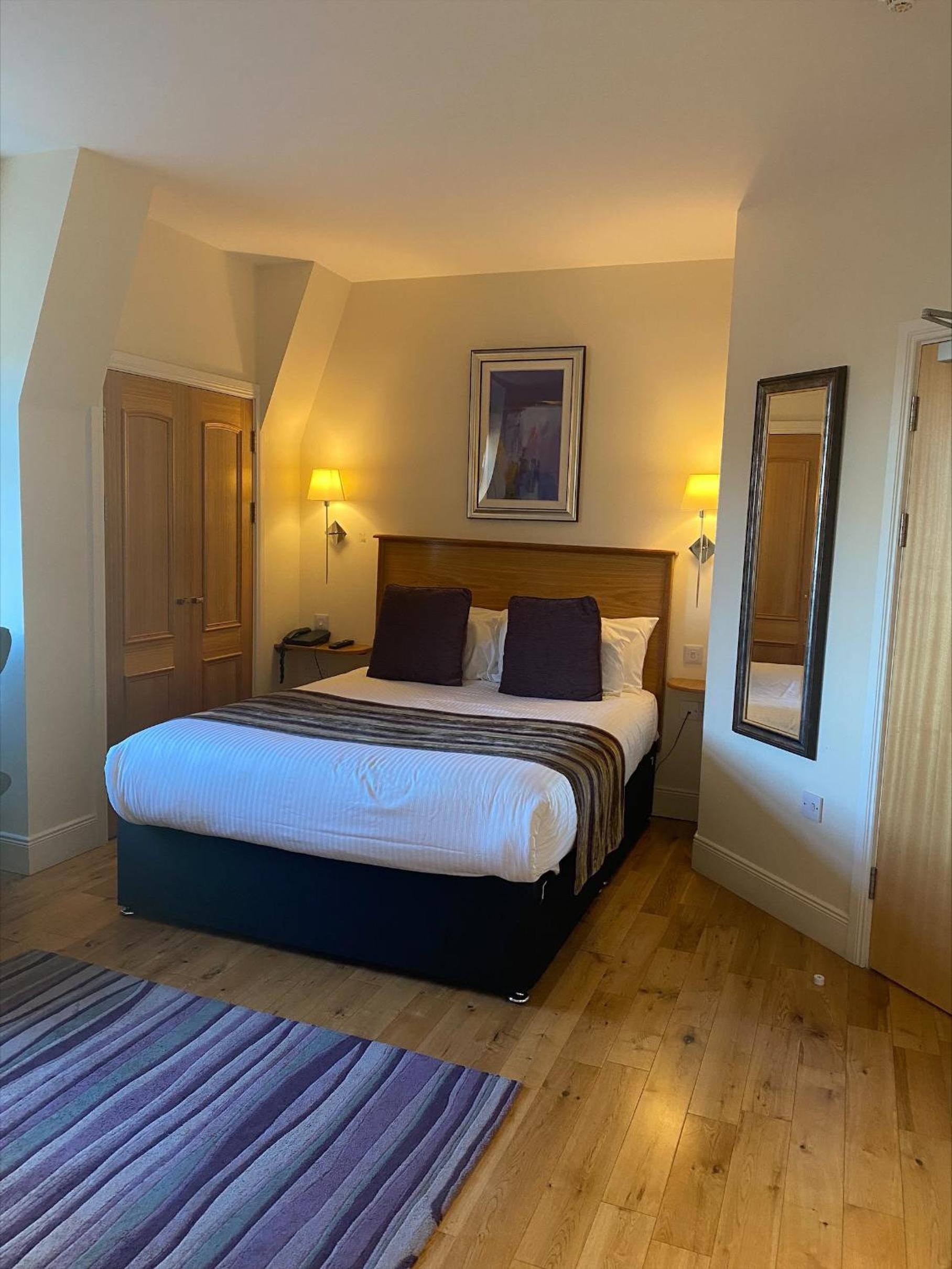 Фото Royal Athenaeum Suites