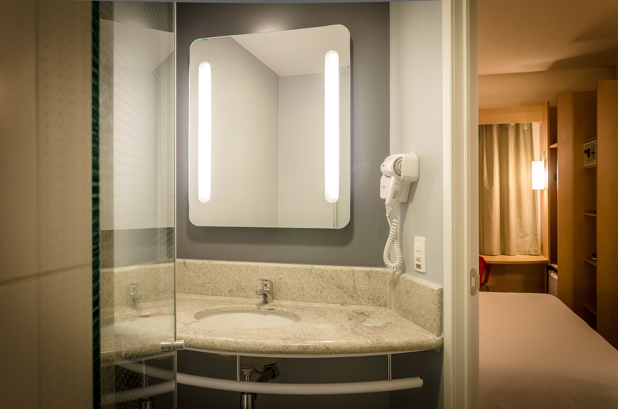 Фото Ibis Porto Alegre Assis Brasil