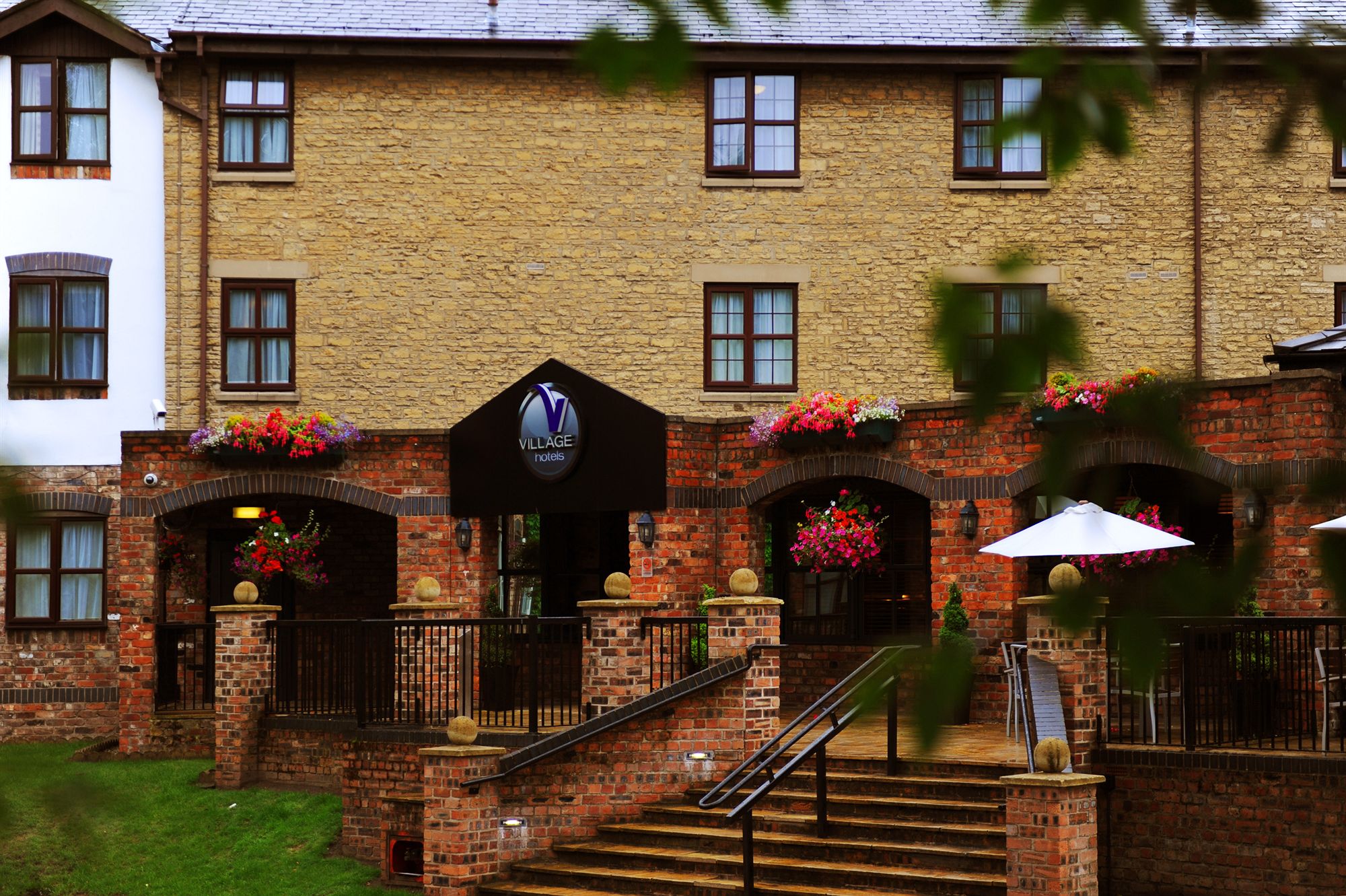 Фото Village Hotel Liverpool