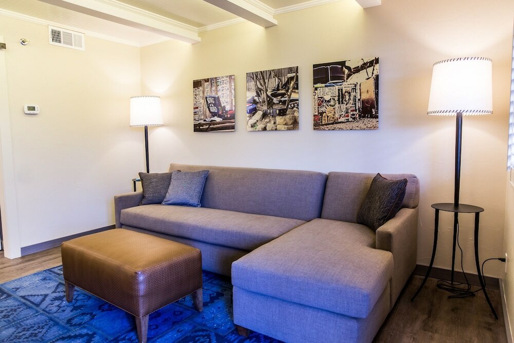 Фото Fredericksburg Inn & Suites