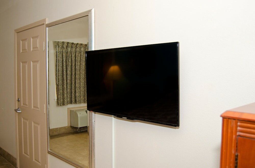 Фото Texas Inn and Suites City Center at University Dr