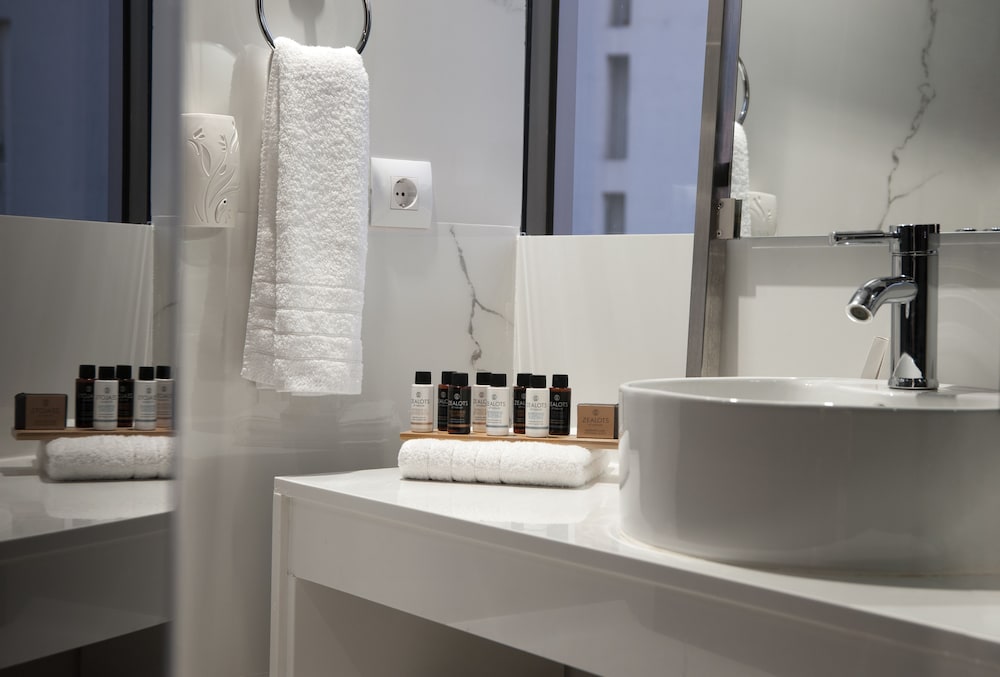 Фото B4b Athens Signature Hotel