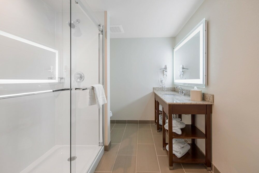 Фото Comfort Suites Denver International Airport