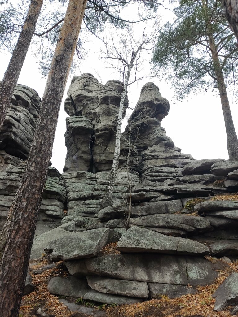 Горная вершина Скалы Малые Гроны, Свердловская область, фото