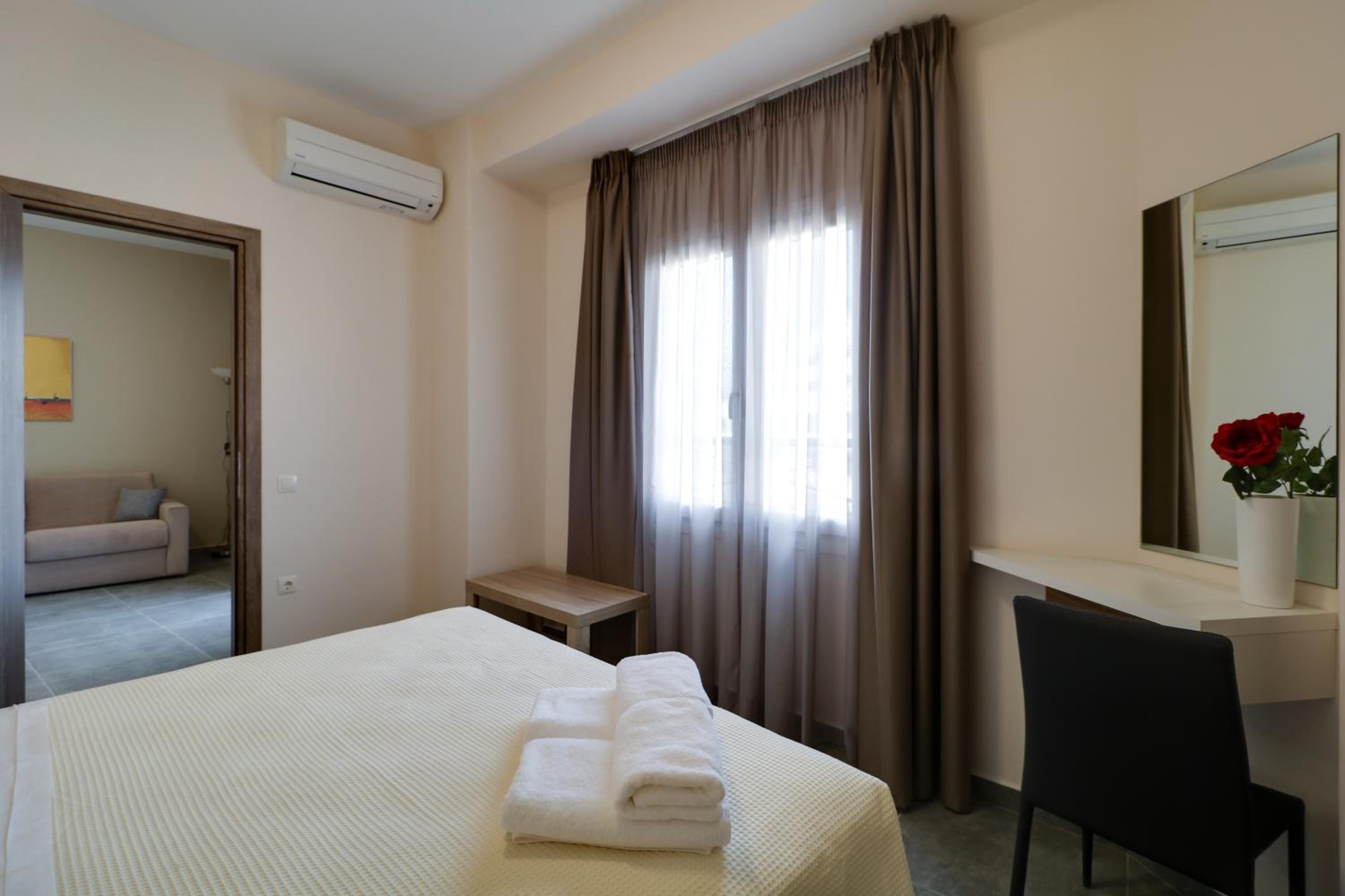 Фото Athens Comfort Suites And Apartments