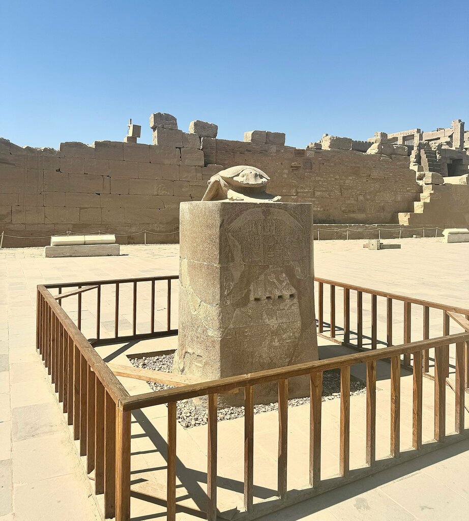 معلم جذب سياحي Священный жук скарабей ، لوكسور، صورة