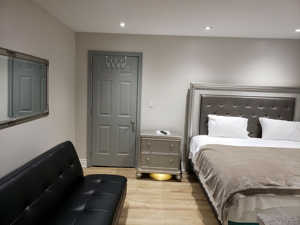 Фото Toronto Rooms and Suites